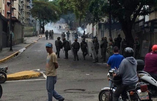 GNB reprime a vecinos en El Llanito, municipio Sucre / Foto @Juancavidal 