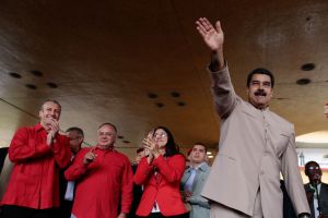 Maduro bailando mientras la GN reprime fuertemente a los manifestantes (Video +Meneito de Adán)