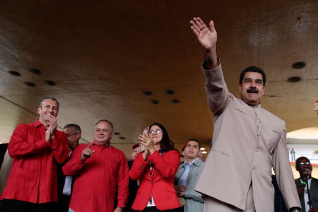Maduro fue visto bailando durante una transmisión del canal del Estado luego de entregar ante el CNE el decreto de convocatoria a Constituyente "comunal". Foto: AVN