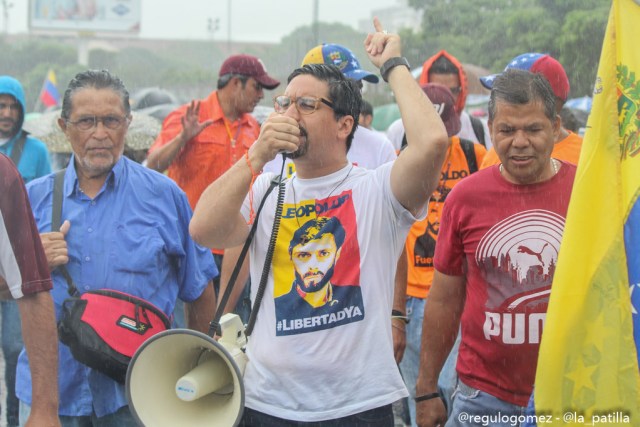 Con banderas, cruces y bajo la lluvia los opositores se plantaron en Caracas.