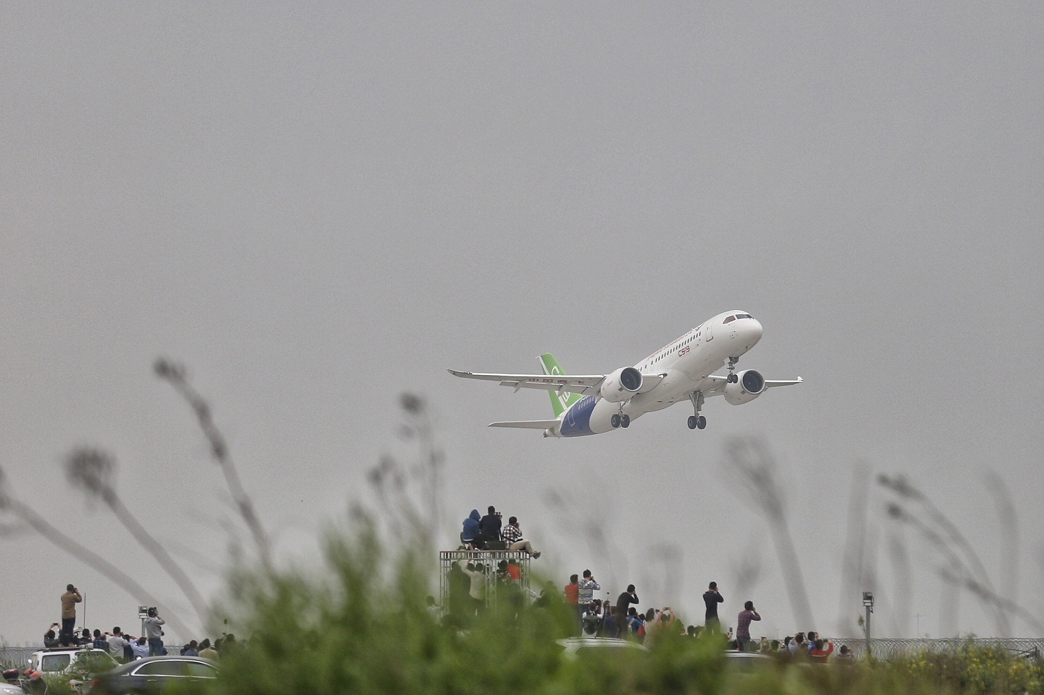 Despega con éxito el primer rival chino de Airbus y Boeing