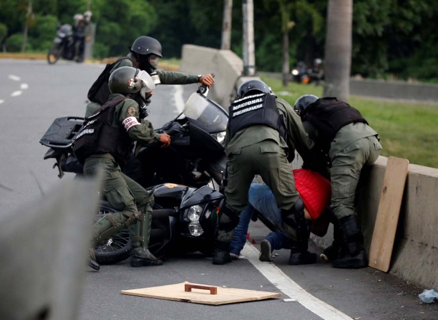 Un manifestante es detenido en Caracas, Venezuela, May 8, 2017. REUTERS/Carlos Garcia Rawlins
