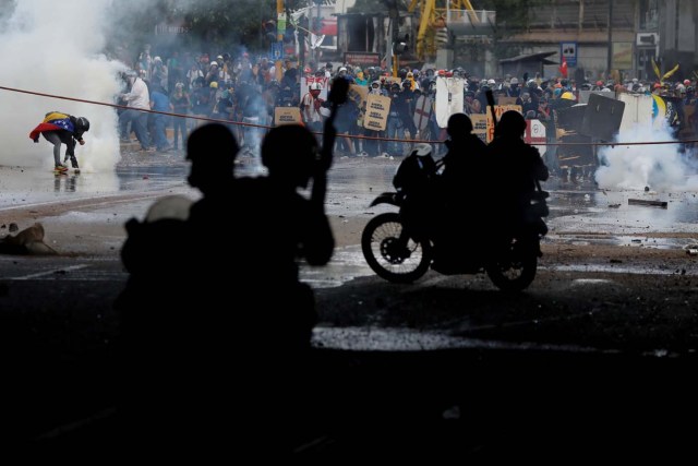 Demonstrators clash with riot security forces while rallying against President Nicolas Maduro in Caracas, Venezuela, May 27, 2017. REUTERS/Carlos Garcia Rawlins