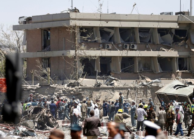 Afghan officials inspect outside the German embassy after a blast in Kabul, Afghanistan May 31, 2017. REUTERS/Mohammad Ismail