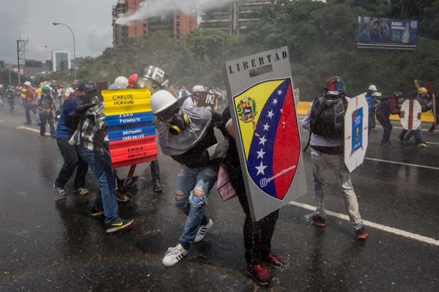 La brutal represión de este #10May que dejó un muerto y más de 160 heridos. EFE