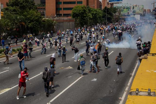 La brutal represión de este #10May que dejó un muerto y más de 160 heridos. EFE