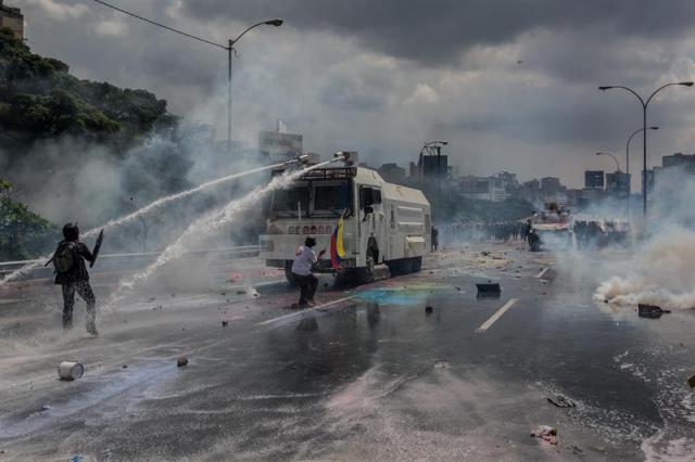 La brutal represión de este #10May que dejó un muerto y más de 160 heridos. EFE