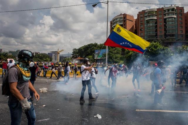 La brutal represión de este #10May que dejó un muerto y más de 160 heridos. EFE