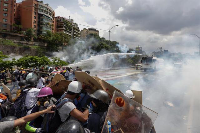 La brutal represión de este #10May que dejó un muerto y más de 160 heridos. EFE