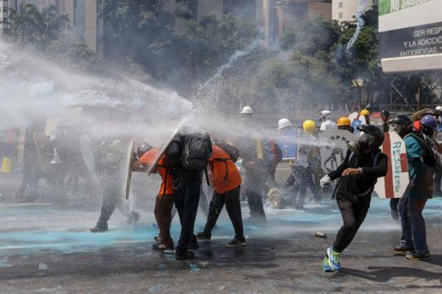 La brutal represión de este #10May que dejó un muerto y más de 160 heridos. EFE