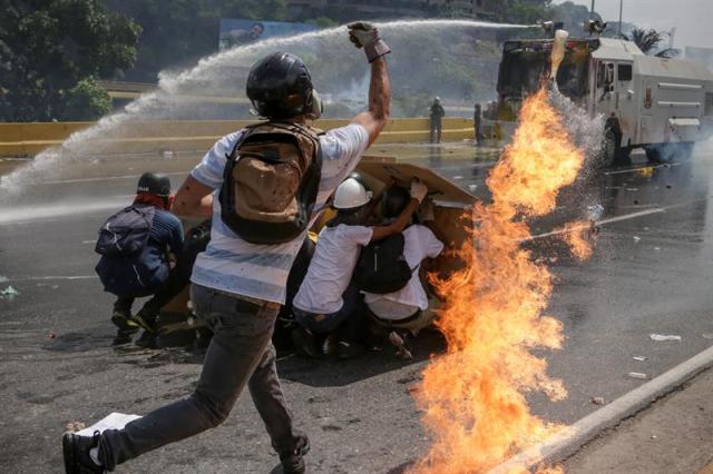 La brutal represión de este #10May que dejó un muerto y más de 160 heridos. EFE