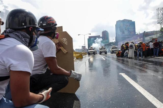 La brutal represión de este #10May que dejó un muerto y más de 160 heridos. EFE