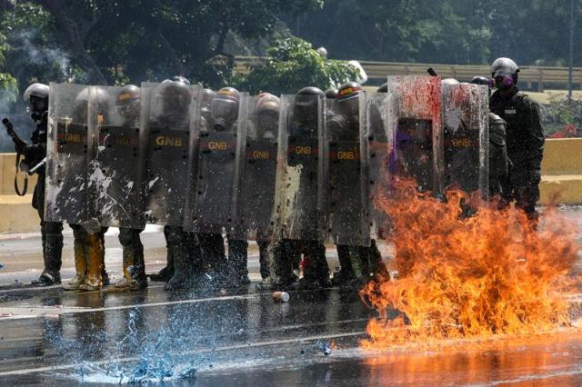 La brutal represión de este #10May que dejó un muerto y más de 160 heridos. EFE