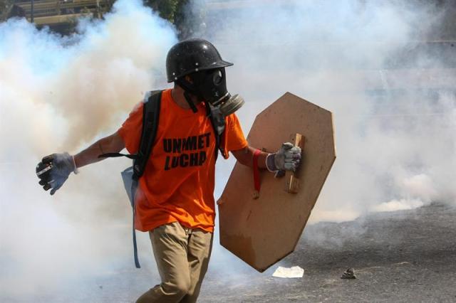 La brutal represión de este #10May que dejó un muerto y más de 160 heridos. EFE