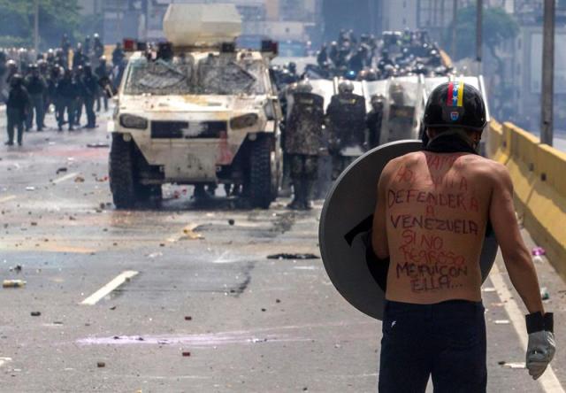 La brutal represión de este #10May que dejó un muerto y más de 160 heridos. EFE