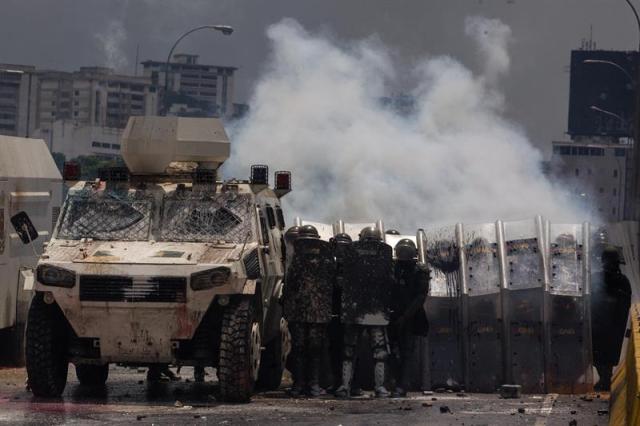 La brutal represión de este #10May que dejó un muerto y más de 160 heridos. EFE