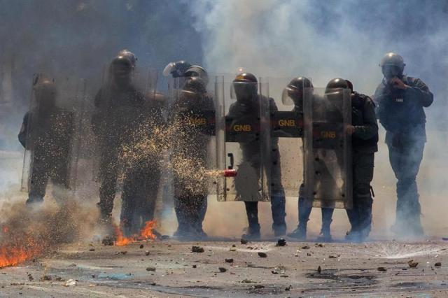 La brutal represión de este #10May que dejó un muerto y más de 160 heridos. EFE