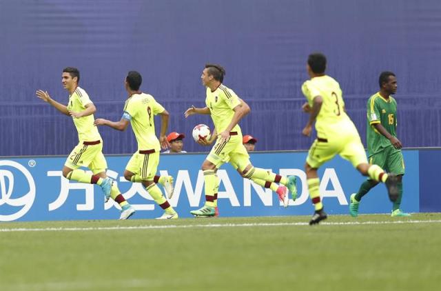 El jugador venezolano Williams Velasquez (i) celebra un gol durante el encuentro que ha enfrentado a Vanuatu y Venezuela en la fase de grupos del Mundial Sub-20 en Daejeon (Corea del Sur) hoy, 23 de mayo de 2017. EFE/Jeon Heon-Kyun