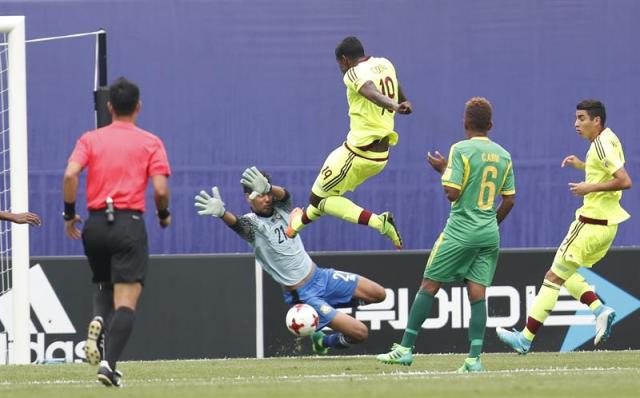 El jugador venezolano Jan Hurtado (3-d) en acción frente al portero de Vanuatu Andreas Duch (2-i) durante el encuentro que ha enfrentado a Vanuatu y Venezuela en la fase de grupos del Mundial Sub-20 en Daejeon (Corea del Sur) hoy, 23 de mayo de 2017. EFE/Jeon Heon-Kyun