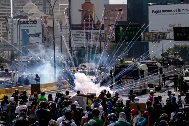 -FOTODELDIA- VEN048. CARACAS (VENEZUELA), 24/05/2017-. Manifestantes se enfrentan con la policía hoy, miércoles 24 de mayo de 2017, durante una protesta contra el Gobierno en Caracas (Venezuela). Una manifestación convocada por la oposición venezolana en Caracas terminó hoy con 62 lesionados, entre ellos un diputado opositor y tres heridos por arma de fuego, informó el director de salud del municipio caraqueño Baruta, Enrique Montbrun. EFE/CRISTIAN HERNANDEZ