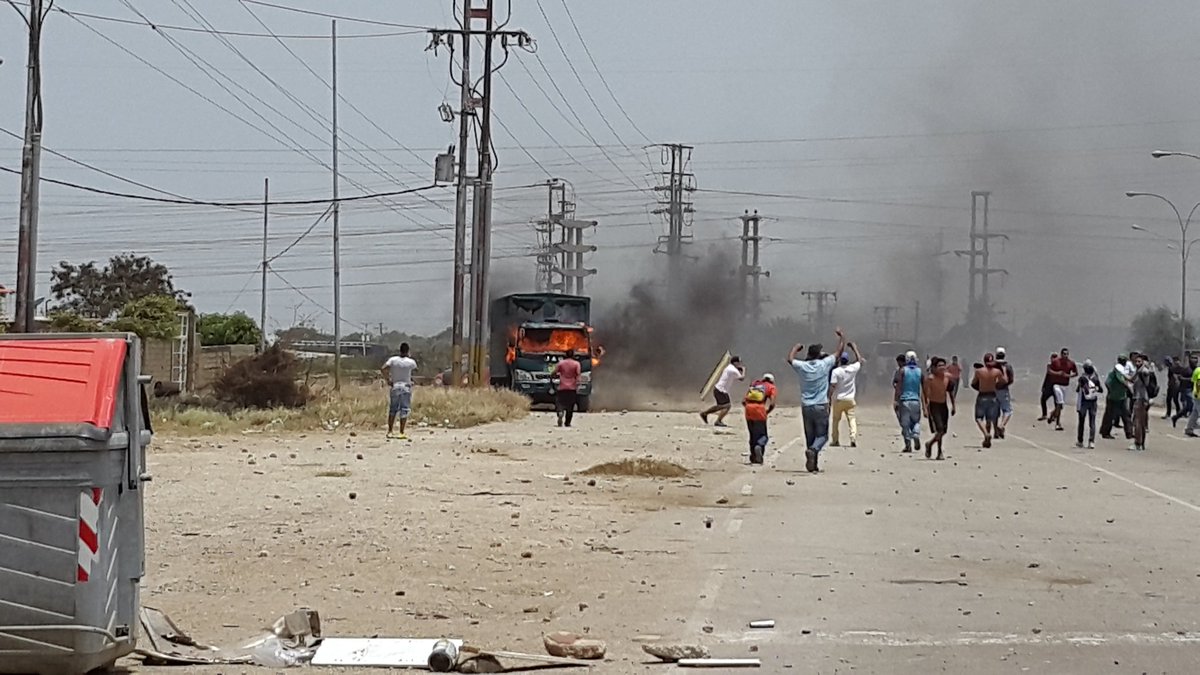 En medio de represión, se incendia camión de la GNB en Margarita #15May (Fotos + Video)