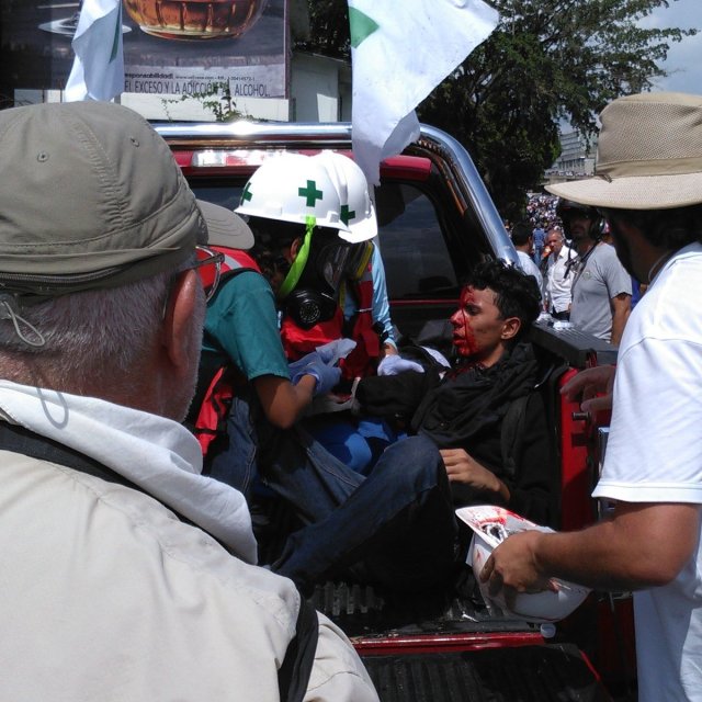 Herido tras la brutal represión este #10May / @HernanUnidad 