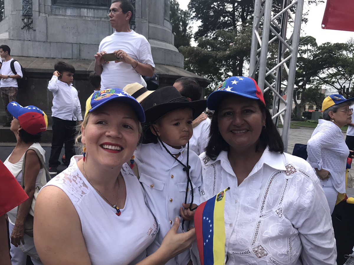 #6May Mujeres venezolanas comienzan a concentrarse en la plaza Brión