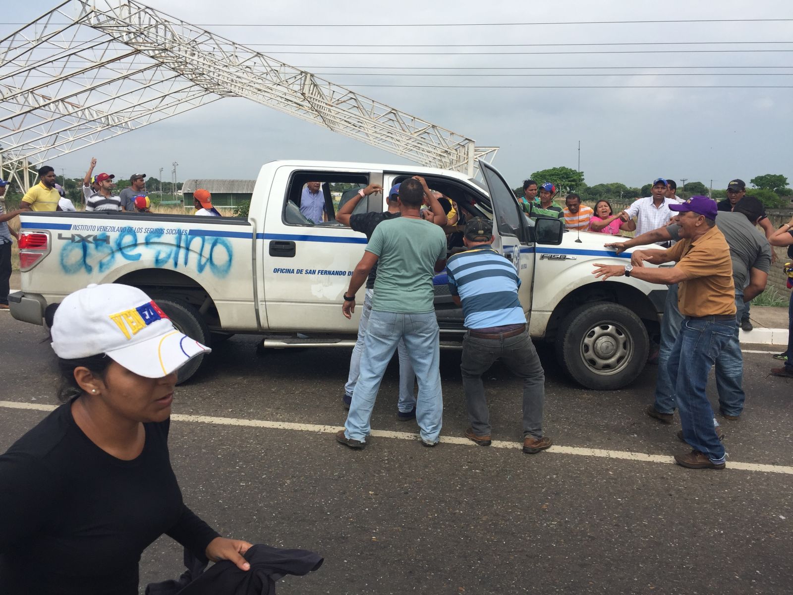 Vehículo del Ivss atropelló a joven que participaba en protesta en Calabozo