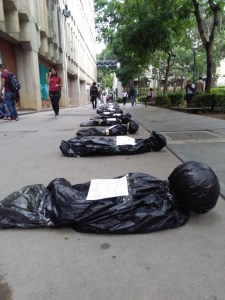 Así protestan los estudiantes de la Ucab por los caídos durante protestas (fotos)