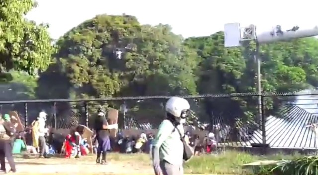 Manifestantes se protegían del ataque de la PNB (Captura)