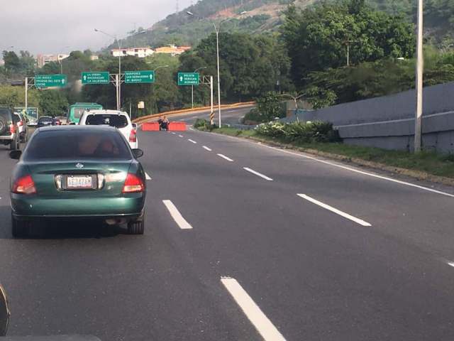 Cerrado acceso a la Cota Mil por Terrazas del Ávila / Foto La Patilla