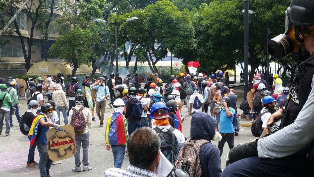 1:30 pm Reprimen a manifestantes en Chacaíto #8May (Videos)