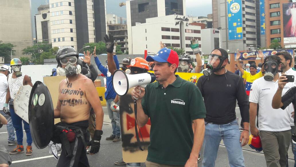 En paz, Capriles exigió a general Zavarse dar la cara… los GNB respondieron con gases tóxicos (VIDEO)