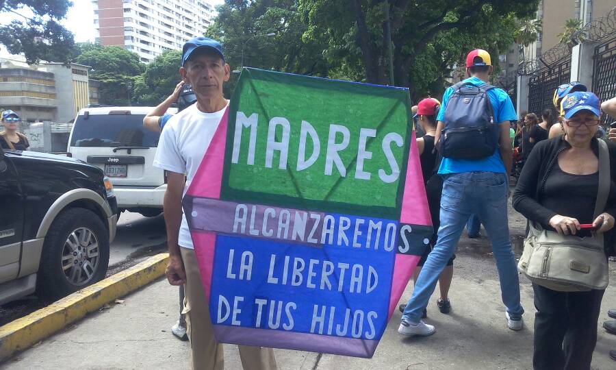 El mensaje de esperanza del señor del papagayo para las madres venezolanas (Fotos)