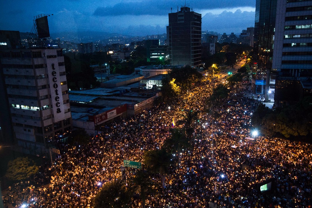 Desafiando la roja oscuridad, Venezuela se manifiesta en honor a los caídos en protestas (FOTOS)