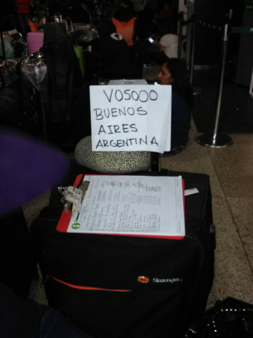 Pasajeros de Conviasa con destino a Argentina llevan varios días varados en Maiquetía (Foto y Video)