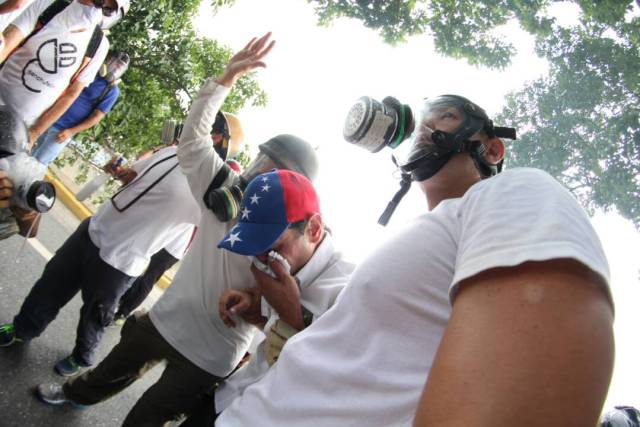 El gobernador del estado Miranda, Henrique Capriles, fue afectado por los gases (Foto: LaPatilla)