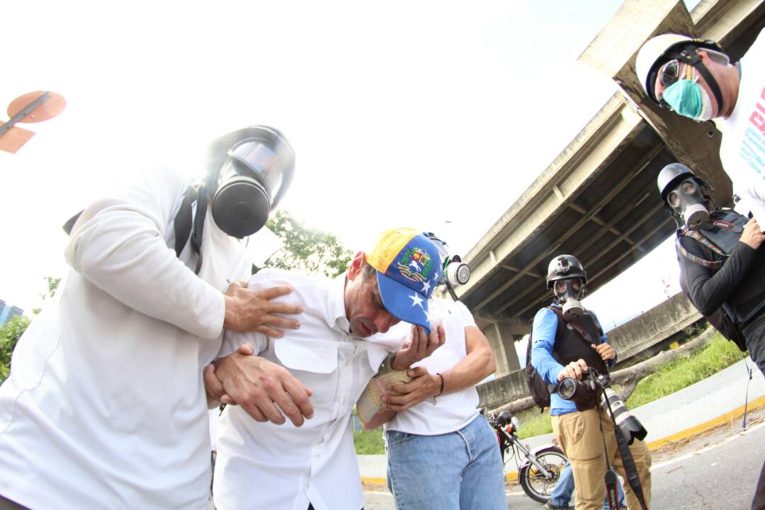 Capriles resultó afectado por los gases lacrimógenos #29May