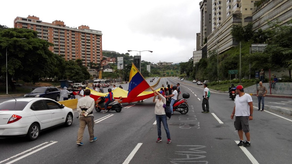 Con banderas tricolor cierran el paso por el Distribuidor Santa Fe #15May (Fotos)