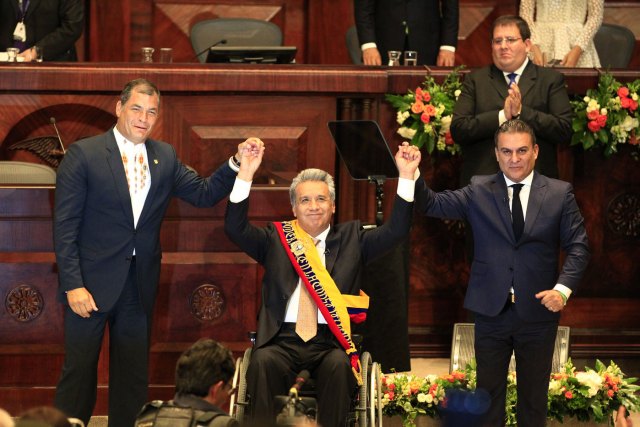 El expresidente Rafael Correa (i) junto al presidente de la Asamblea Nacional, Jose Serrano (d) y el nuevo presidente del Ecuador, Lenin Moreno (c), hoy, miércoles 24 de mayo de 2017, en la Asamblea Nacional, en Quito (Ecuador), durante el acto de toma de posesión como presidente constitucional de la República de Ecuador. EFE/Jose Jacome