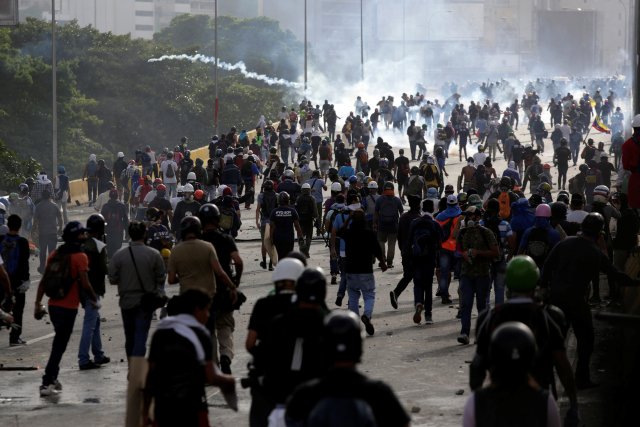 La fuerte represión de la GN contra la Marcha de Los Libertadores. REUTERS/Marco Bello