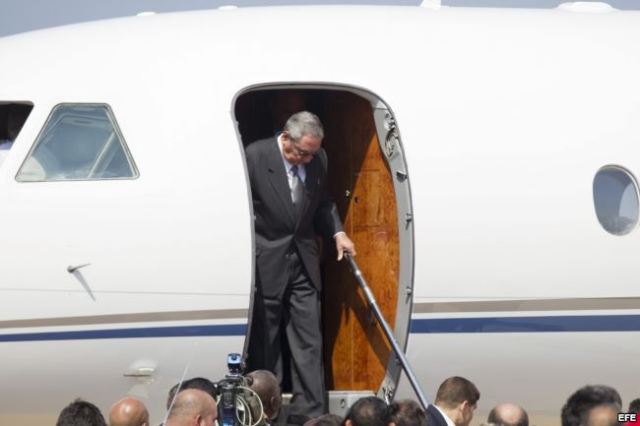 Raúl Castro en el aeropuerto de Maiquetía en Caracas en 2013