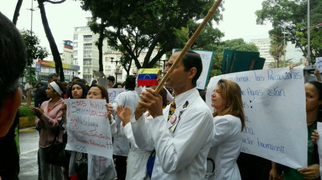 Los médicos protestan en el J M de los Ríos (Foto @RCamachoVzla )