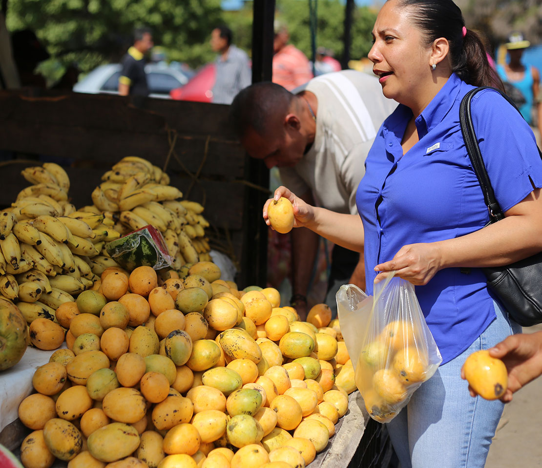 Padres dan mangos a sus hijos como sustituto de comida en Anzoátegui