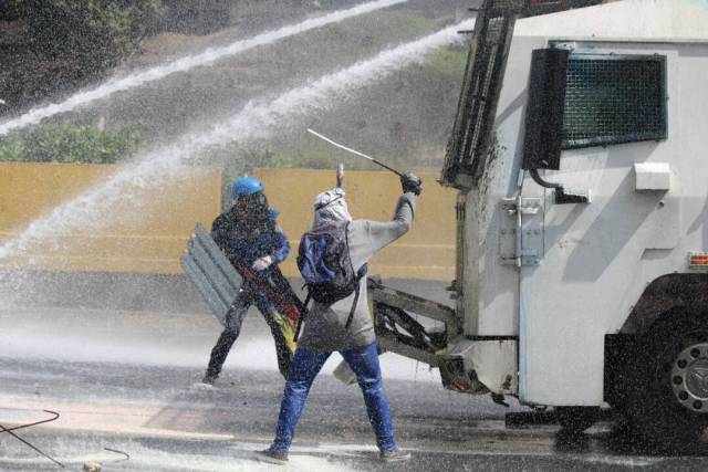 La resistencia no cede ante la brutal represión de la GN en la Fajardo. Foto: Régulo Gómez / LaPatilla.com