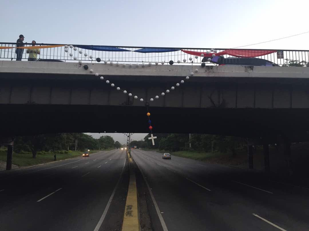 Cuelgan inmenso rosario en el distribuidor El Trigal (foto)