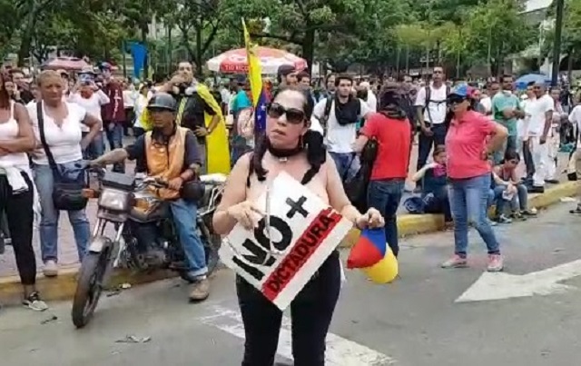 Señora en Plaza Altamira: Basta ya del cáncer de mama (Video)
