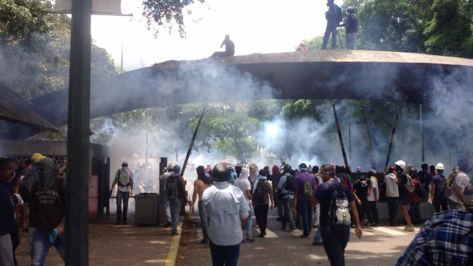 Brutal represión deja varios heridos por lacrimógenas en la UCV #4May (Fotos)