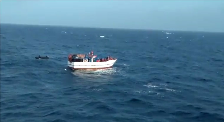 Armada colombiana rescata a ocho venezolanos que quedaron a la deriva en el Caribe (video)
