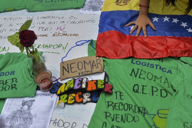 Friends of opposition activist Neomar Lander, 17, who died on the eve during a protest against the government of President Nicolas Maduro in Caracas, Venezuela, take part in a ceremony in his honor, on June 8, 2017. / AFP PHOTO / LUIS ROBAYO